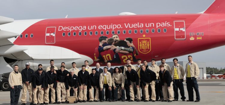 Los jugadores y el cuerpo técnico de la selección española posan ante el avión que llevará al equipo a EEUU para disputar el Mundial 2026. EFE/ Lavandeira Jr