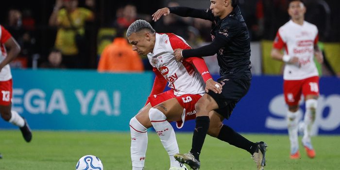 Iván Gómez (d), de Platense, disputa el balón con Franco Fagúndez, de Santa Fe, en juego de la Copa Libertadores en el estadio Ciudad de Vicente López en Florida (Argentina). EFE/Juan Ignacio Roncoroni
