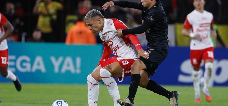 Iván Gómez (d), de Platense, disputa el balón con Franco Fagúndez, de Santa Fe, en juego de la Copa Libertadores en el estadio Ciudad de Vicente López en Florida (Argentina). EFE/Juan Ignacio Roncoroni