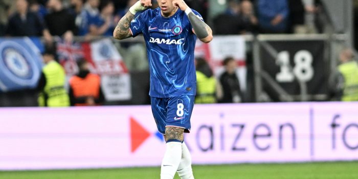 El centrocampista argentino del Chelsea, Enzo Fernández (i), durante el encuentro correspondiente a la final de la Liga de Conferencia que disputan hoy miércoles Chelsea y Betis en el Tarczynski Arena de Breslávia.  EFE/EPA/Jakub Kaczmarczyk