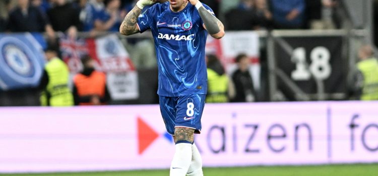 El centrocampista argentino del Chelsea, Enzo Fernández (i), durante el encuentro correspondiente a la final de la Liga de Conferencia que disputan hoy miércoles Chelsea y Betis en el Tarczynski Arena de Breslávia.  EFE/EPA/Jakub Kaczmarczyk