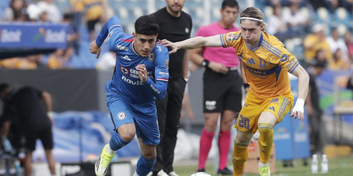 Omar Campos (i) de Cruz Azul disputa el balón con Marcelo Flores de Tigres durante un partido de la Liga MX entre Cruz Azul y Tigres en el estadio Cuauhtémoc, en Puebla (México). Imagen de archivo. EFE/ Hilda Ríos