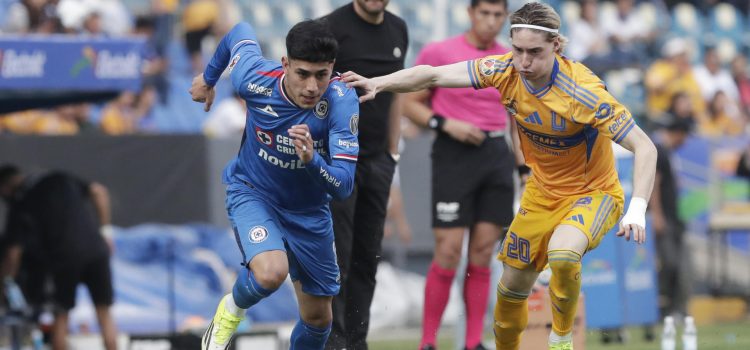 Omar Campos (i) de Cruz Azul disputa el balón con Marcelo Flores de Tigres durante un partido de la Liga MX entre Cruz Azul y Tigres en el estadio Cuauhtémoc, en Puebla (México). Imagen de archivo. EFE/ Hilda Ríos