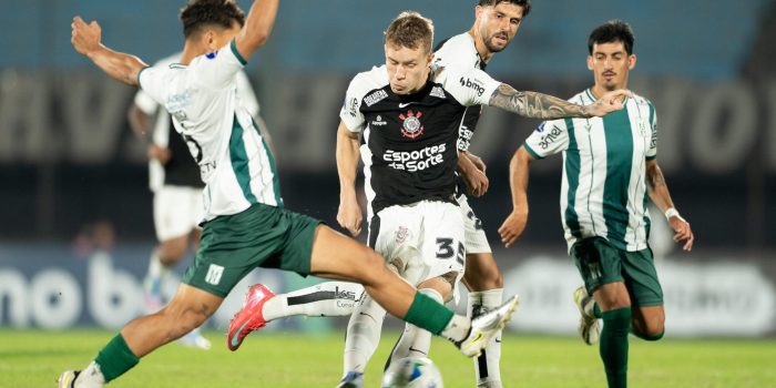 El brasileño Charles Matos (c) ,de Corinthians, intenta el remate ante la maraca cerrada de defensores de Racing durante el partido de la quinta jornada de la Copa Sudamericana en el estadio Centenario de Montevideo que los visitantes ganaron este jueves por 0-1. EFE/ STR
