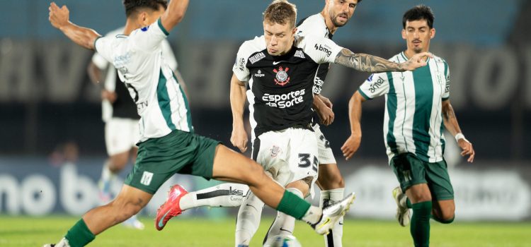 El brasileño Charles Matos (c) ,de Corinthians, intenta el remate ante la maraca cerrada de defensores de Racing durante el partido de la quinta jornada de la Copa Sudamericana en el estadio Centenario de Montevideo que los visitantes ganaron este jueves por 0-1. EFE/ STR