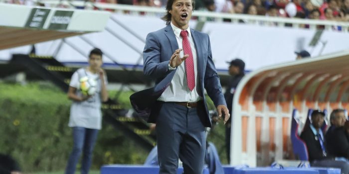 El técnico Matias Almeyda, da instrucciones a sus jugadores en foto de archivo de Carlos Zepeda. EFE