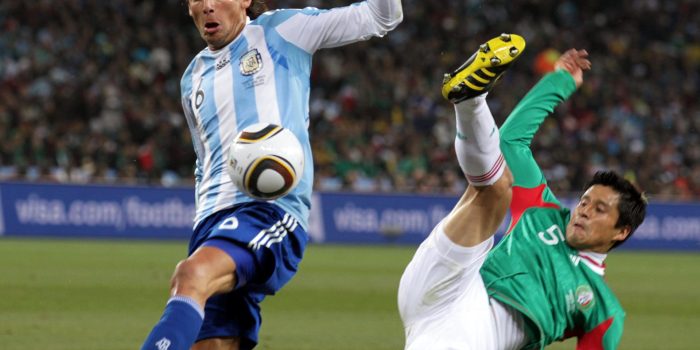 Fotografía de archivo del 27 de junio de 2010 en la que se observa al argentino Gabriel Heinze (i) y al mexicano Ricardo Osorio (d), durante un partido de los octavos de final del Mundial 2010 en el Soccer City de Johannesburgo (Sudáfrica). México perdió ese partido por marcador de 3-1. EFE/Cézaro de Luca/ARCHIVO