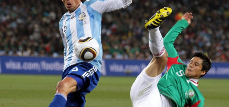 Fotografía de archivo del 27 de junio de 2010 en la que se observa al argentino Gabriel Heinze (i) y al mexicano Ricardo Osorio (d), durante un partido de los octavos de final del Mundial 2010 en el Soccer City de Johannesburgo (Sudáfrica). México perdió ese partido por marcador de 3-1. EFE/Cézaro de Luca/ARCHIVO