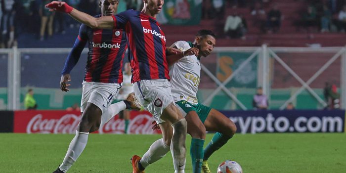 Fotografía de archivo, tomada el pasado 3 de abril, en la que se registró al defensor argentino Gastón Campi (c), al actuar para el club San Lorenzo de Argentina, durante un partido de la Copa Libertadores, en Buenos Aires (Argentina). EFE/Luciano González
