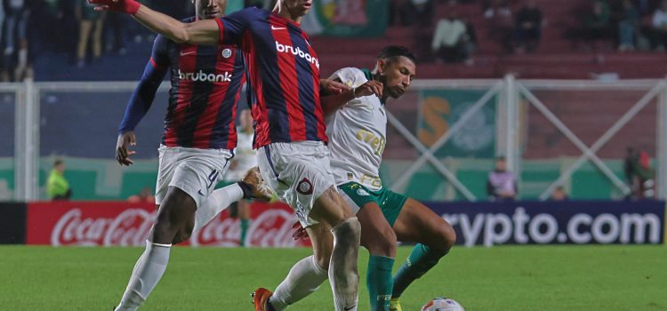 Fotografía de archivo, tomada el pasado 3 de abril, en la que se registró al defensor argentino Gastón Campi (c), al actuar para el club San Lorenzo de Argentina, durante un partido de la Copa Libertadores, en Buenos Aires (Argentina). EFE/Luciano González