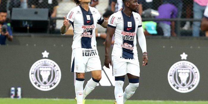 Paolo Guerrero (i), de Alianza Lima, celebra un gol durante un partido amistoso entre Alianza Lima e Inter Miami en el estadio Alejandro Villanueva en Lima (Perú). EFE/ Paolo Aguilar