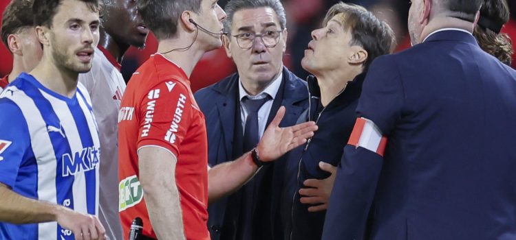 El árbitro Galech Apezteguía expulsa al entrenador del Sevilla Matías Almeyda (3d), durante el partido de la jornada 24 de LaLiga entre Sevilla FC y Deportivo Alavés. EFE/José Manuel Vidal