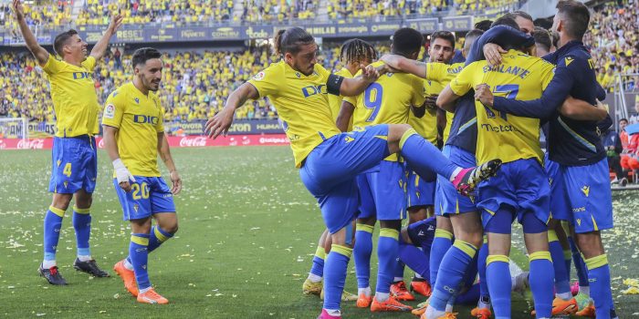 Los jugadores del Cádiz celebran su primer gol durante el partido de Liga que enfrenta al Cádiz CF y al RC Celta de Vigo en el estadio Nuevo Mirandilla. EFE/Román Ríos