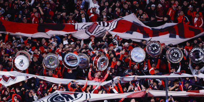 Aficionados de River Plate animan durante un partido disputado el pasado 20 de mayo. EFE/ Juan Ignacio Roncoroni