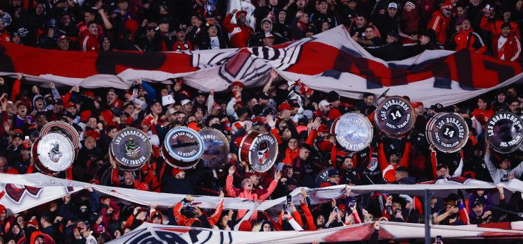 Aficionados de River Plate animan durante un partido disputado el pasado 20 de mayo. EFE/ Juan Ignacio Roncoroni