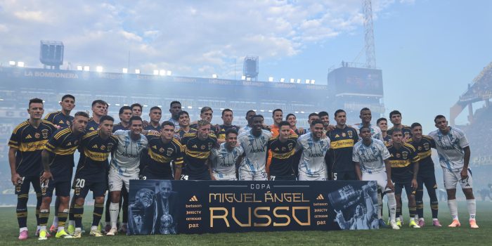 Jugadores de Boca y Millonarios posan este miércoles antes del partido amistoso jugado en el estadio bonaerense La Bombonera en homenaje al fallecido entrenador argentino Miguel Ángel Ruso, que dirigió  ambos equipos. EFE/ Adán González