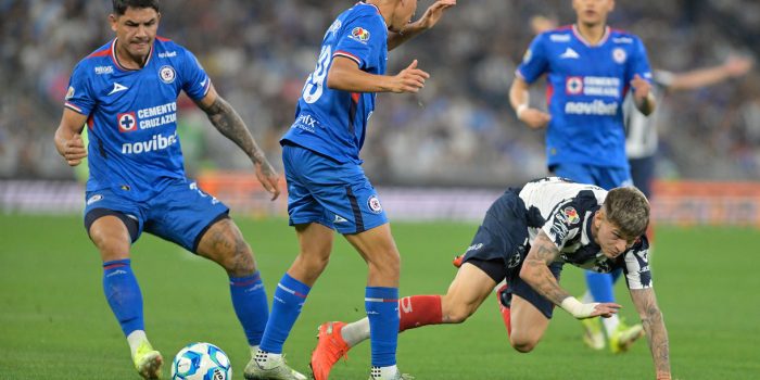 Luca Orellano (d) de Monterrey disputa el balón con Carlos Rodriguez (c) y Gabriel Fernandez de Cruz Azul el pasado sábado, en un partido de la Liga MX entre Monterrey y Cruz Azul, en el estadio BBVA en Guadalupe (México). EFE/Miguel Sierra