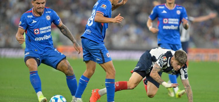 Luca Orellano (d) de Monterrey disputa el balón con Carlos Rodriguez (c) y Gabriel Fernandez de Cruz Azul el pasado sábado, en un partido de la Liga MX entre Monterrey y Cruz Azul, en el estadio BBVA en Guadalupe (México). EFE/Miguel Sierra