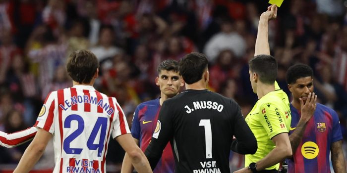 Mateo Busquets saca tarjeta amarilla a Gerard Martín, tras la revisión en el VAR. EFE/ Mariscal