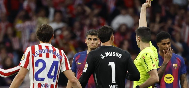 Mateo Busquets saca tarjeta amarilla a Gerard Martín, tras la revisión en el VAR. EFE/ Mariscal