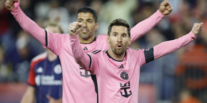 Fotografía de archivo del argentino Lionel Messi, quien reapareció este sábado en un partido del Inter Miami con dos goles y una asistencia a su compañero, el uruguayo Luis Suárez (i). EFE/EPA/CJ GUNTHER