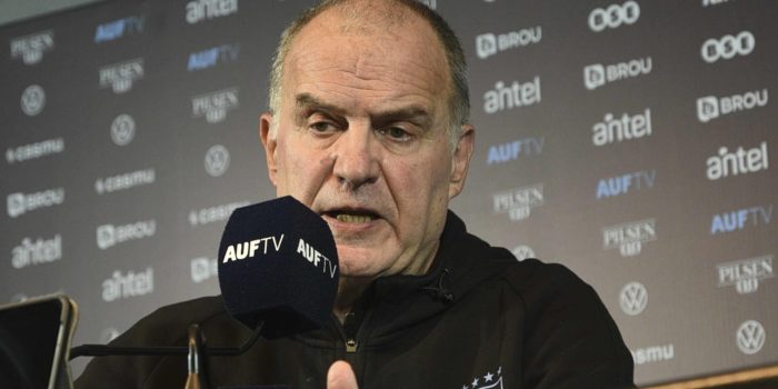 Imagen de archivo del seleccionador de Uruguay, Marcelo Bielsa, quien este viernes compareció ante la prensa en la ciudad de Paradise (Nevada) para hablar del partido de cuartos de final de la Copa América frente a Brasil, este sábado en el Allegiant Stadium. EFE/ Sofía Torres