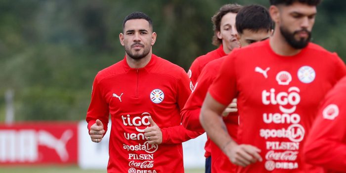 Antonio Sanabria (i) participa en un entrenamiento de la selección paraguaya en el Centro de Alto Rendimiento en Ypané (Paraguay). EFE/Juan Pablo Pino