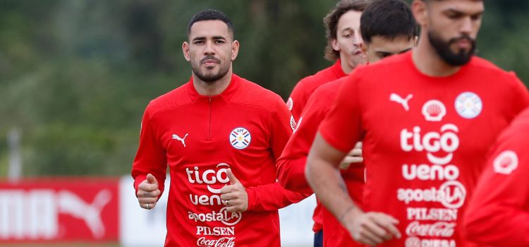 Antonio Sanabria (i) participa en un entrenamiento de la selección paraguaya en el Centro de Alto Rendimiento en Ypané (Paraguay). EFE/Juan Pablo Pino