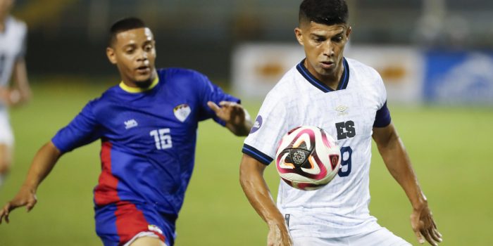 alt El Salvador del colombiano Gómez tropieza con una piedra