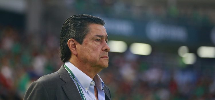 Fotografía de archivo del 07/06/2023 del entrenador de la selección de Guatemala, Luis Fernando Tena. EFE/ Francisco Guasco