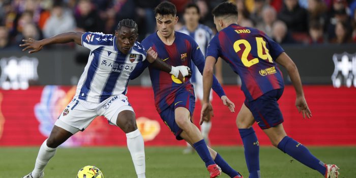 El centrocampista del FC Barcelona Pedri (c) disputa un balón con el delantero del Levante Etta Eyong (i) durante el partido de la jornada 25 de LaLiga EA Sports que FC Barcelona y el Levante UD disputaron en el Spotify Camp Nou de Barcelona. EFE/ Alberto Estevez