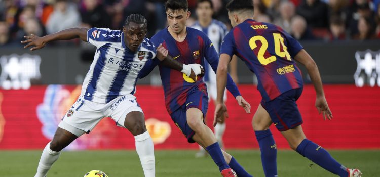 El centrocampista del FC Barcelona Pedri (c) disputa un balón con el delantero del Levante Etta Eyong (i) durante el partido de la jornada 25 de LaLiga EA Sports que FC Barcelona y el Levante UD disputaron en el Spotify Camp Nou de Barcelona. EFE/ Alberto Estevez