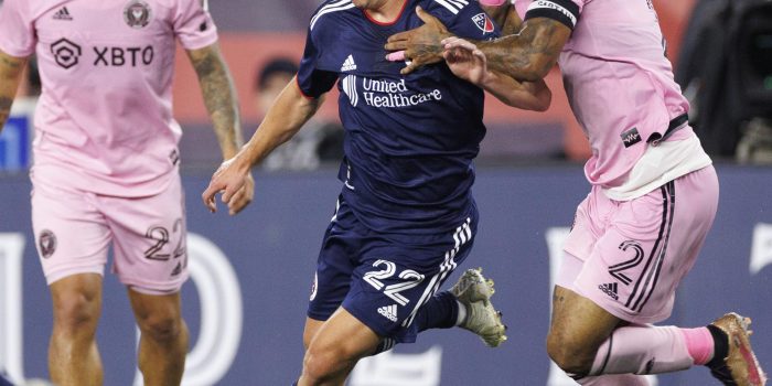 El mediocampista del New England Revolution Jack Panayotou (c) y el defensor del Inter Miami DeAndre Yedlin (d) luchan por el balón. EFE/EPA/CJ GUNTHER