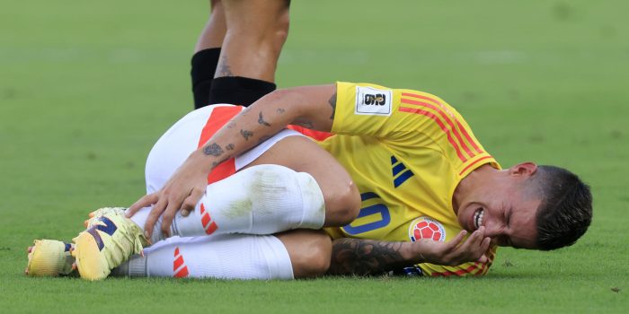 James Rodríguez de Colombia se lamenta en el partido ante Perú por las eliminatorias sudamericanas al Mundial 2026. EFE/ Ricardo Maldonado Rozo