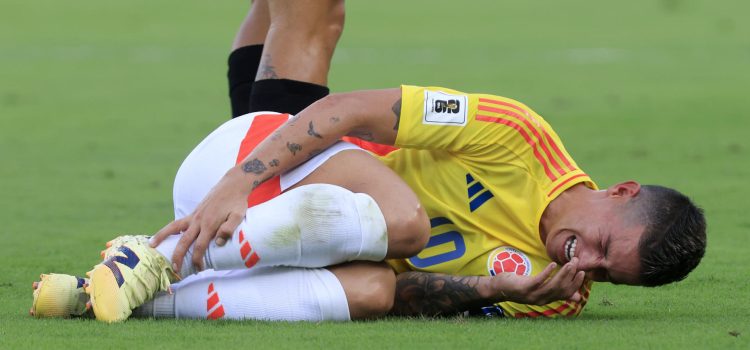 James Rodríguez de Colombia se lamenta en el partido ante Perú por las eliminatorias sudamericanas al Mundial 2026. EFE/ Ricardo Maldonado Rozo