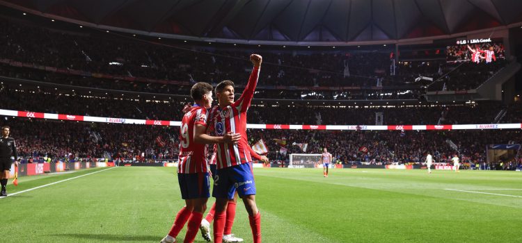Julián Álvarez y Giuliano Simeone celebran un gol en una foto de archivo. EFE / J.J.Guillen