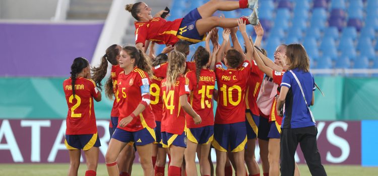 Jugadoras de España celebran el triunfo ante Estados Unidos en el Mundial femenino sub-17 de Santo Domingo (República Dominicana). EFE/Orlando Barría