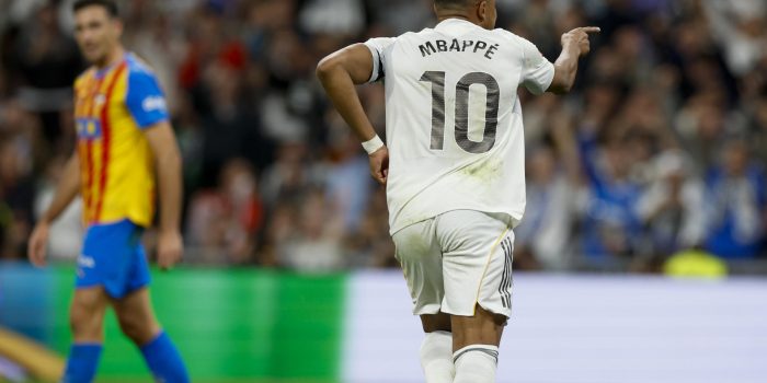 El delantero francés del Real Madrid, Kylian Mbappé, celebra el segundo gol de su equipo durante el partido de LaLiga entre el Real Madrid y el Valencia, en el estadio Santiago Bernabéu. EFE/Javier Lizon