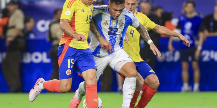 El delantero argentino Lautaro Martínez (c) fue registrado este domingo, 14 de julio, al disputar un balón con los jugadores colombianos Mateus Uribe (i) y Santiago Arias, durante la final de la Copa América 2024, en el estadio Hard Rock de Miami (Florida, EE.UU.). EFE/Cristóbal Herrera