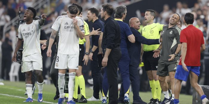 El entrenador del Real Madrid, Xabi Alonso (c), protesta una decisión arbitral durante la semifinal de la Supercopa de España entre el Atlético de Madrid y el Real Madrid, este jueves en el Estadio Rey Abdullah, en Yeda. EFE/Kai Forsterling