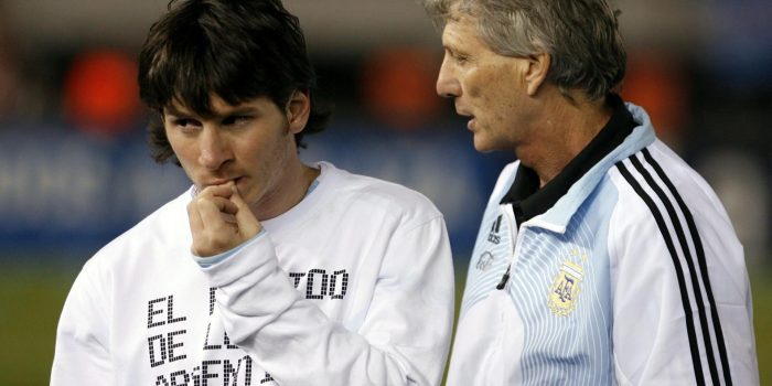 Fotografía tomada en mayo de 2006 al delantero Lionel Messi y al entrenador José Pekerman, protagonistas de la historia del Mundial sub-20. EFE/Leo La Valle
