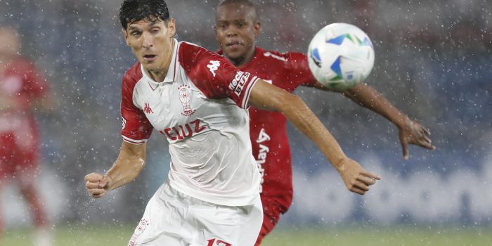 Gabriel Alanís de Huracán disputa un balón ante el América de Cali. EFE/ Ernesto Guzmán Jr.