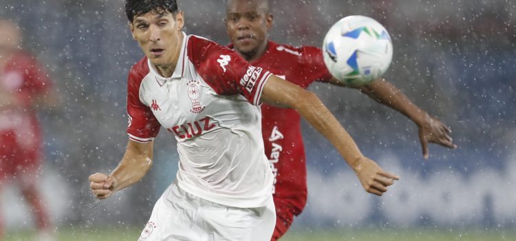 Gabriel Alanís de Huracán disputa un balón ante el América de Cali. EFE/ Ernesto Guzmán Jr.