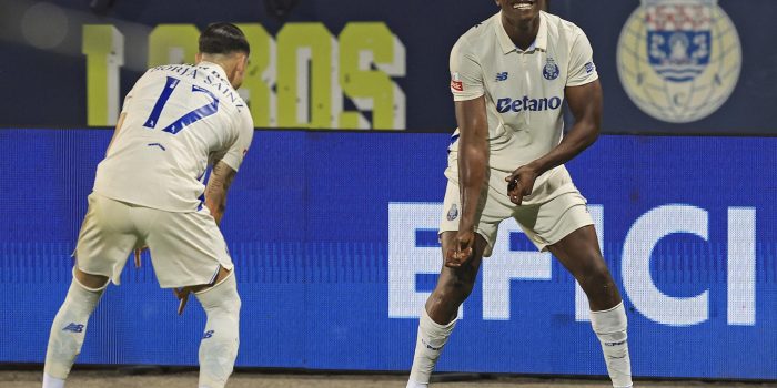 El jugado del FC Oporto Samu (d) celebra el 0-l durante el partido de la Liga Portuguesa que han jugado FC Arouca y FC Porto, en Arouca, Portugal. EFE/EPA/ESTELA SILVA