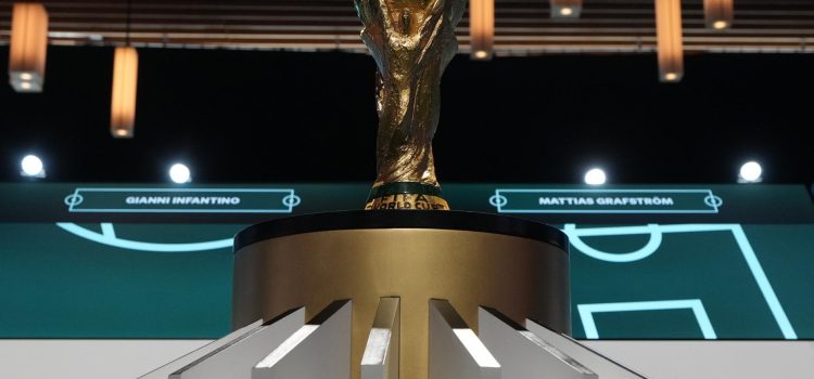 Trofeo del mundial de fútbol 2026 en Vancouver, el pasado día 20 de abril. EFE/EPA/BOB FRID