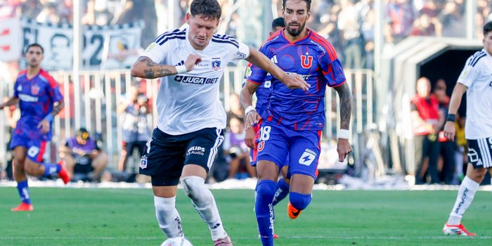 Joaquín Sosa (i), de Colo Colo, disputa el balón con Juan Martín Lucero, de la U de Chile, en un partido de la Liga de Primera entre Colo Colo y la U de Chile en el estadio Monumental, en Santiago (Chile). EFE/Sebastián Ñanco