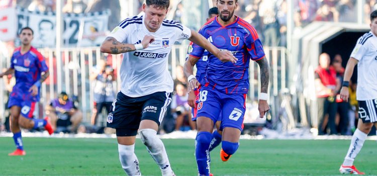 Joaquín Sosa (i), de Colo Colo, disputa el balón con Juan Martín Lucero, de la U de Chile, en un partido de la Liga de Primera entre Colo Colo y la U de Chile en el estadio Monumental, en Santiago (Chile). EFE/Sebastián Ñanco