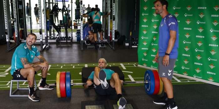 Los jugadores Aitor Ruibal y Marc Bartra (c) realizan las pruebas de esfuerzo en los reconocimientos médicos con los que el Real Betis ha dado el pistoletazo de salida al sexto proyecto del técnico chileno Manuel Pellegrini al frente del club verdiblanco, en la ciudad deportiva en Sevilla. EFE/Julio Muñoz