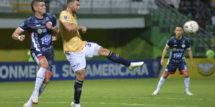 Fotografía de archivo, tomada el pasado 23 de abril, en la que se registró al defensa argentino Fausto Grillo (2-i), al actuar con la Universidad Católica de Ecuador, durante un partido de la Copa Sudamericana, en Valledupar (Colombia). EFE/Adamis Guerra