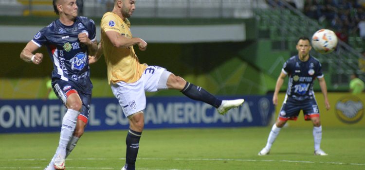 Fotografía de archivo, tomada el pasado 23 de abril, en la que se registró al defensa argentino Fausto Grillo (2-i), al actuar con la Universidad Católica de Ecuador, durante un partido de la Copa Sudamericana, en Valledupar (Colombia). EFE/Adamis Guerra